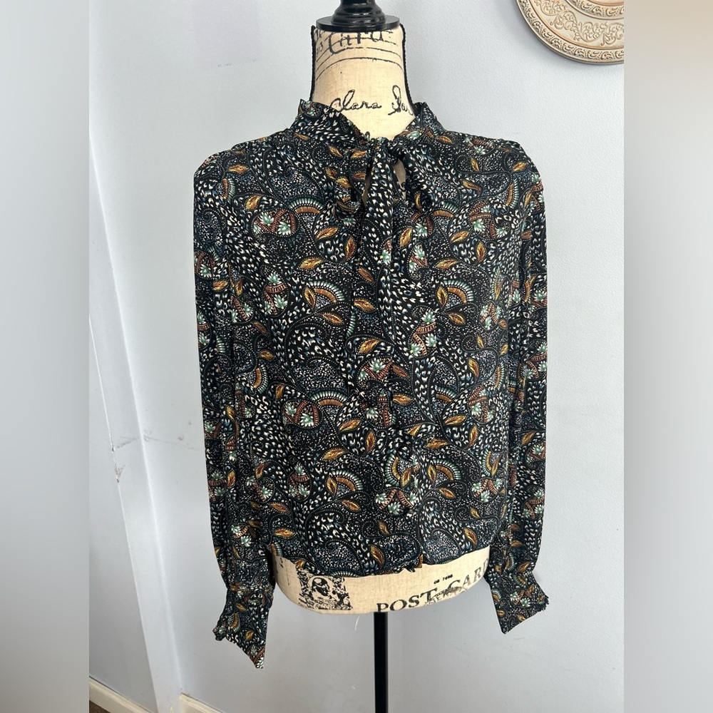 Evereve blouse floral print neck tie bohemian country rushed cuff v‎ neck